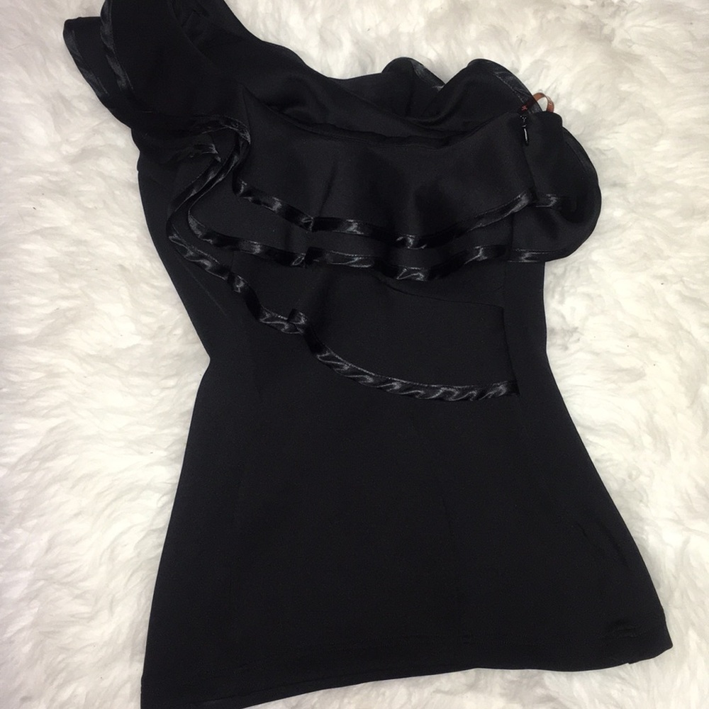 Ruffled one sleeve top